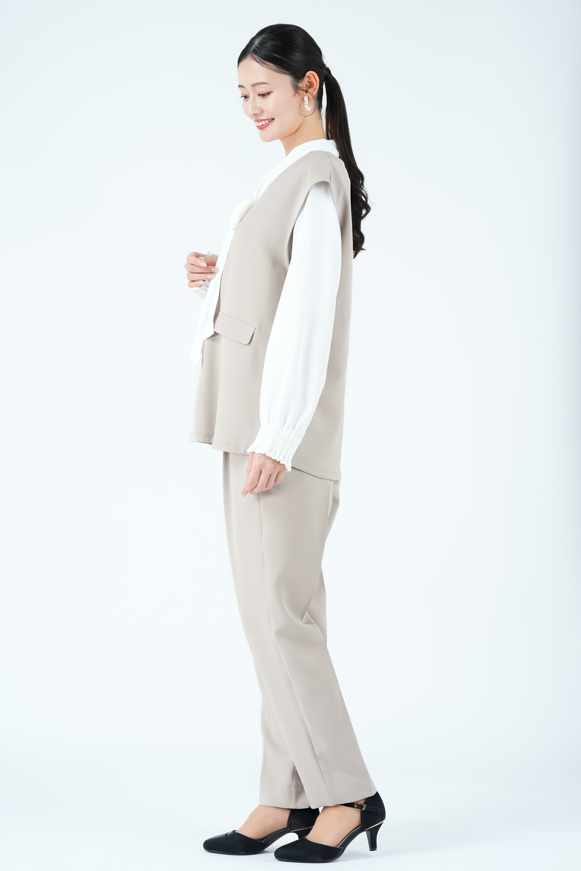 リボンブラウス付きジレベージュパンツスーツセット