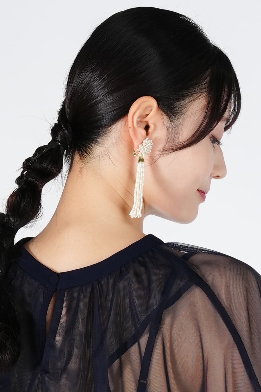 AIMER タッセルビーズホワイトイヤリング をレンタル - 結婚式