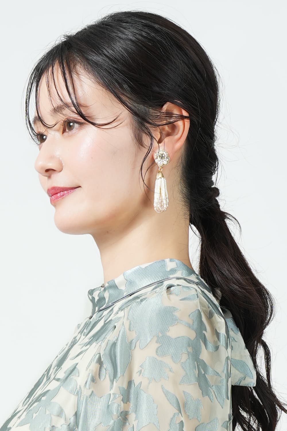 フープ状タッセルホワイトイヤリング