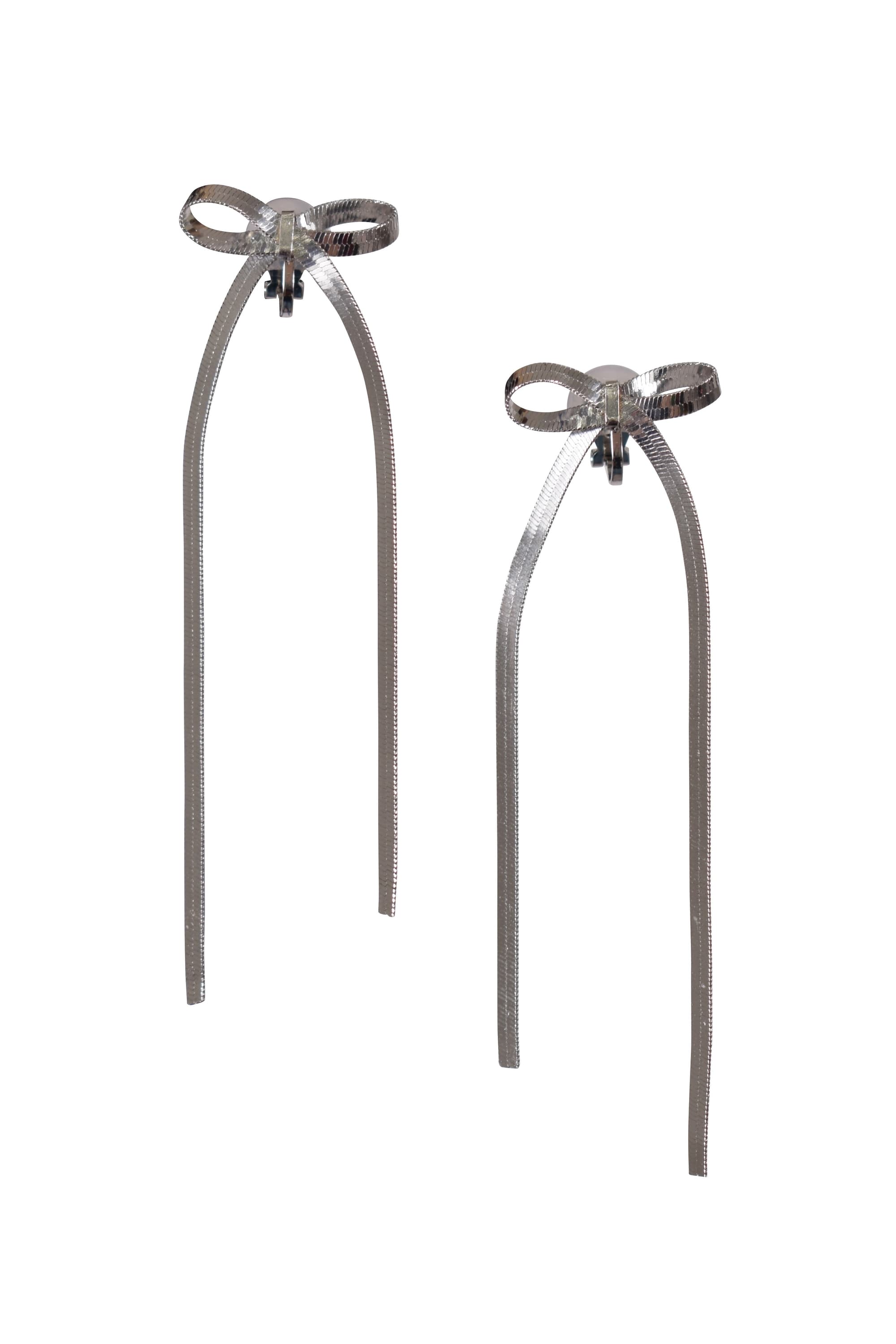 Agreable メタルリボンシルバーイヤリング をレンタル - 結婚式